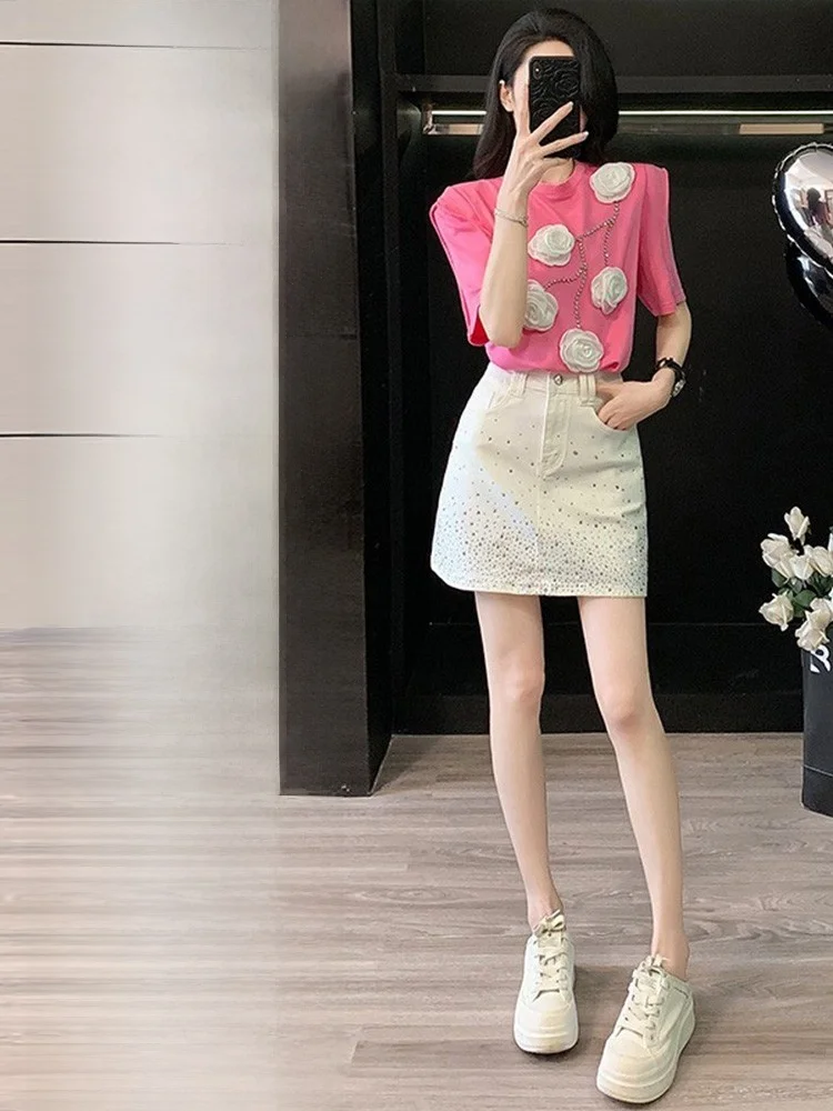 ชุดเซ็ตสองชิ้น เสื้อยืดลายดอกไม้ 3 มิติ ดีไซน์หรูหราเบาๆ สไตล์ทันสมัยสำหรับผู้หญิง พร้อมกระโปรงยีนส์ประกายวิบวับ