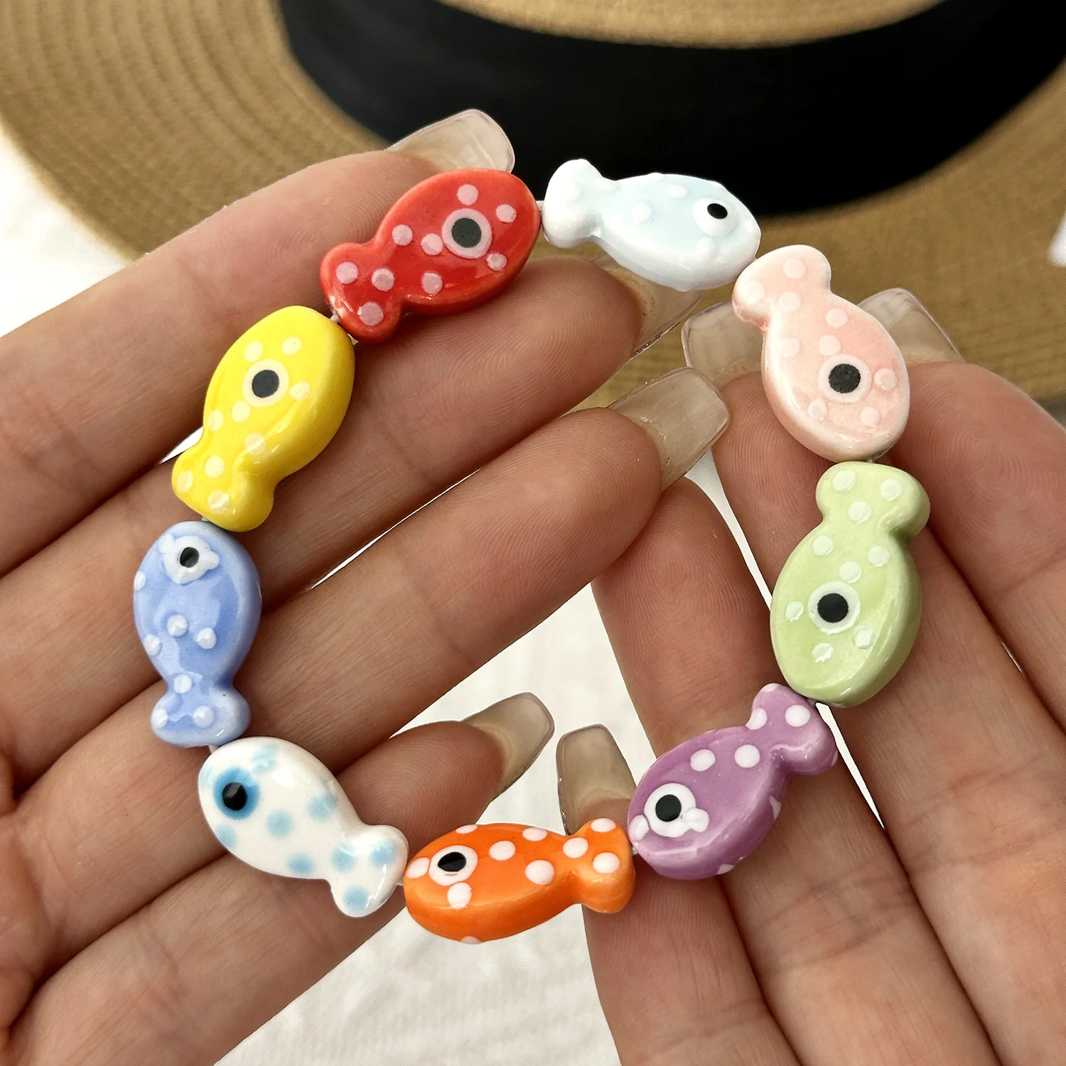 Pulsera de cuentas de cerámica coloridas hechas a mano con diseño de pez para mujer, pareja, brazalete de cuentas con diseño de pez de dibujos animados, joyería bohemia para fiesta en la playa.