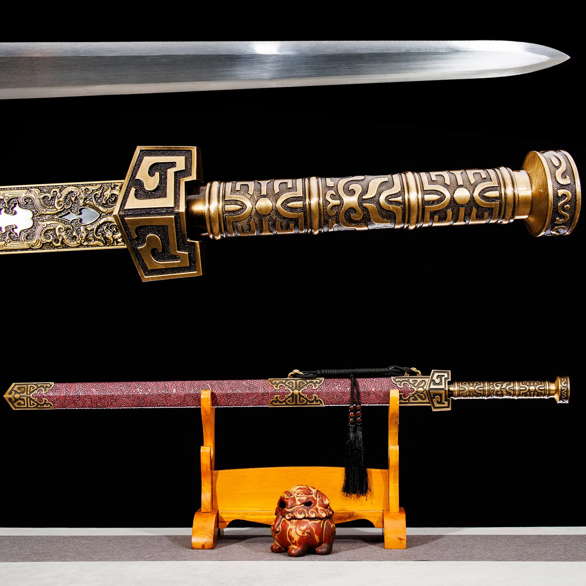 

Medieval legendary hero cosplay real steel sword battle preparation katana, sharp kung fu, martial arts, samurai, weapons,knight
