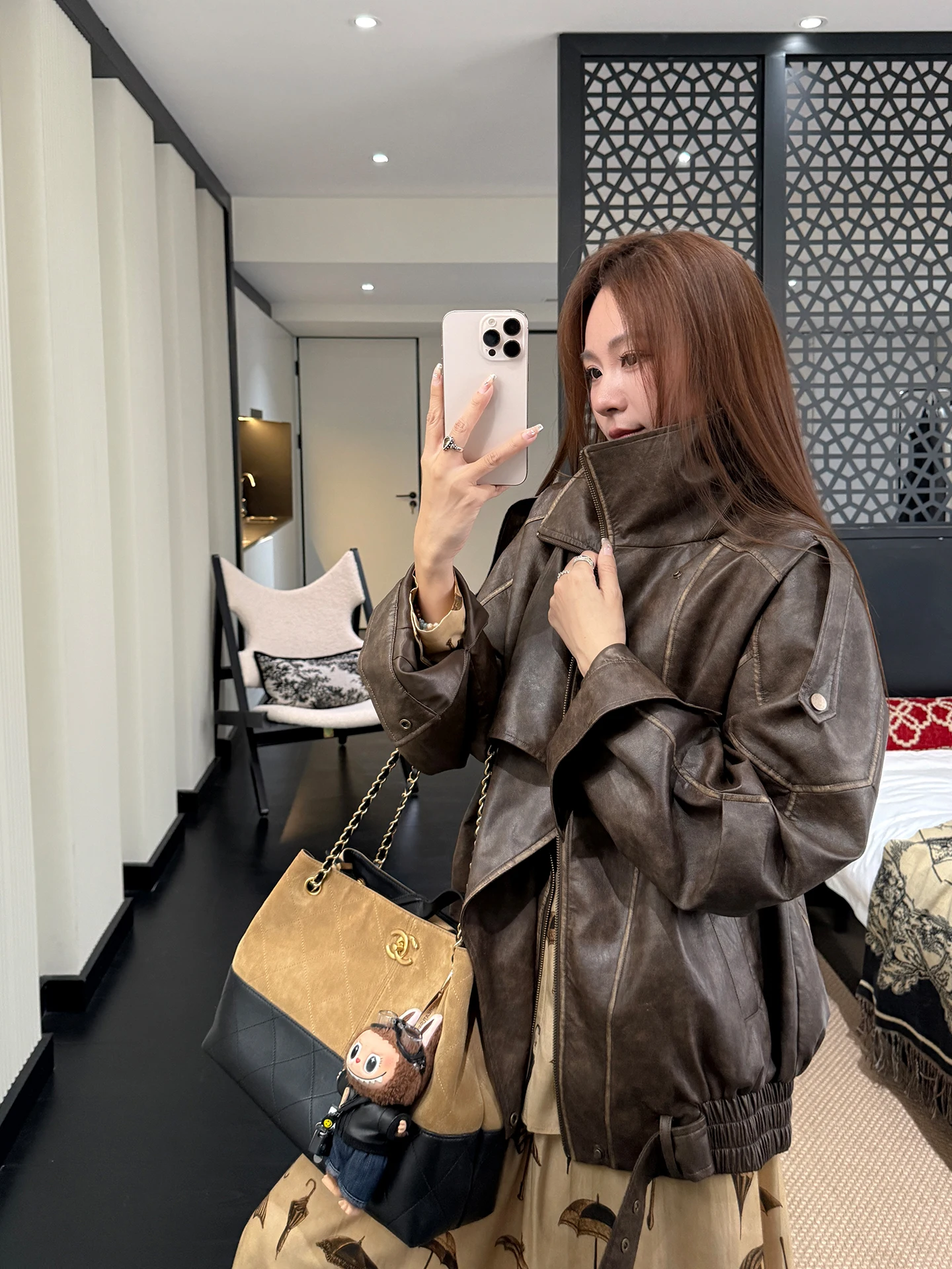 เสื้อแจ็คเก็ตหนังทรงบอยเฟรนด์โอเวอร์ไซส์ สไตล์ไบค์เกอร์ สีน้ำตาล สำหรับฤดูใบไม้ร่วงและฤดูหนาว  ผลิตจากหนังรักษ์โลก  ตกแต่งด้วยเชือกผูก  สำหรับผู้หญิง