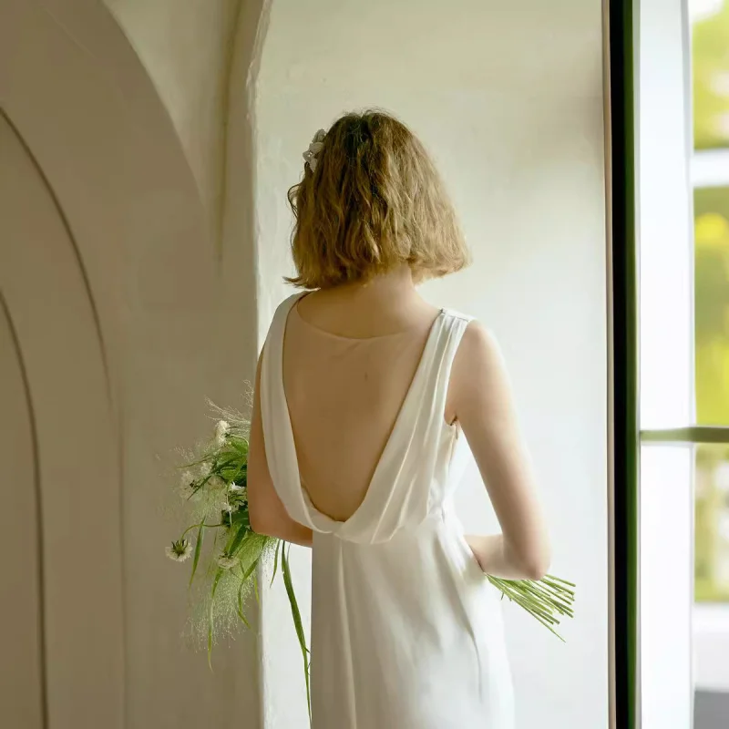 Weißes, schlichtes, neues Nischendesign, rückenfrei, faul, ärmellos, kleine Schleppe, leichtes Hochzeitskleid zum Ausgehen