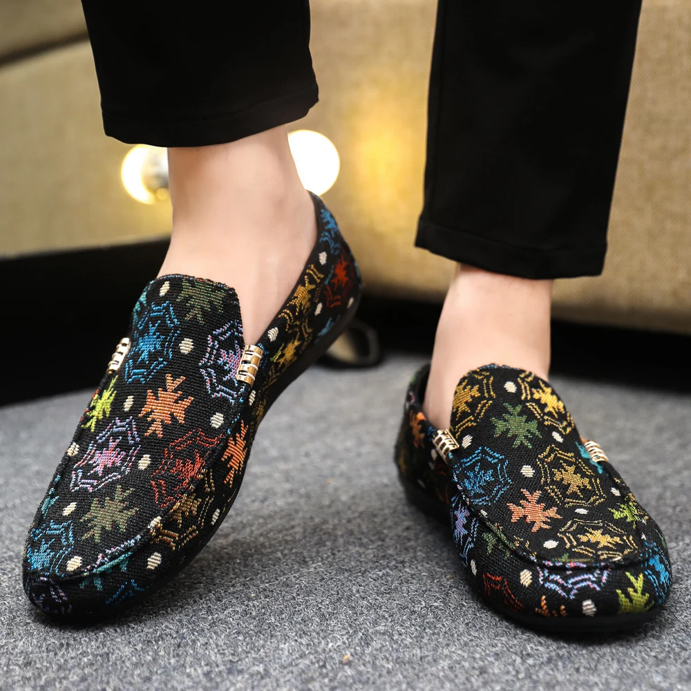 

Модная универсальная мужская обувь весны/осень 202. Лоферы в китайском стиле с цветными блоками. Красочная мужская обувь в этническом стиле.