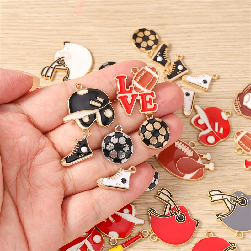 10 Stück niedliche, gemischte Emaille-Anhänger in Form von Sportartikeln, Rugby-Mützen und Fußballschuhen zum Basteln von Schmuck, Ohrringen, Halsketten und für DIY-Bastelprojekte. – Detail 2