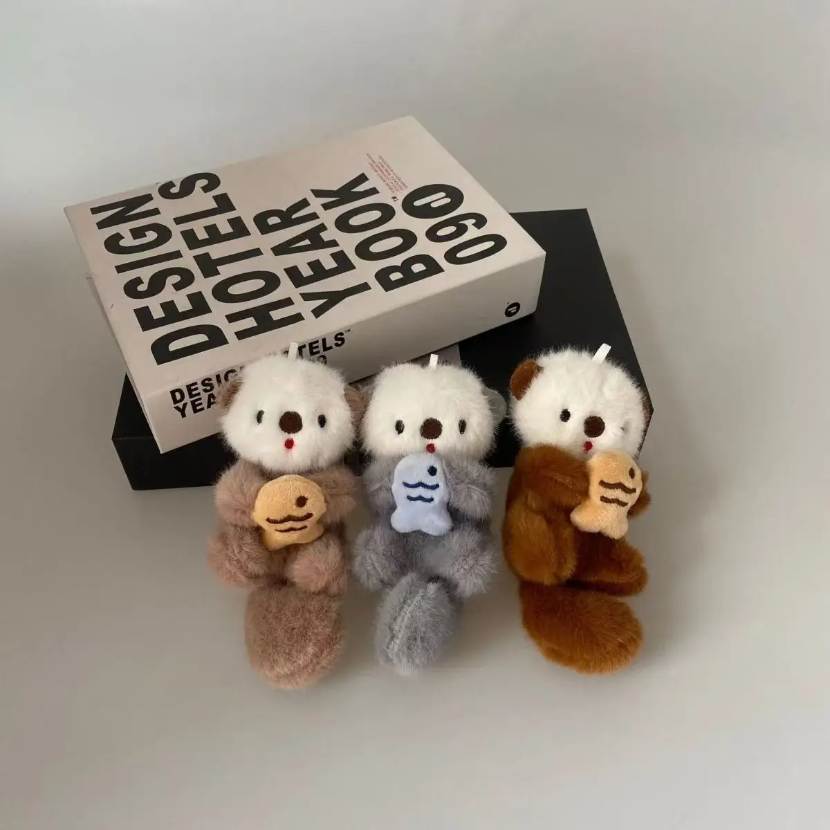 Otte carine che tengono pesci ciondolo in peluche portachiavi zaino portachiavi ciondolo borsa chiave portafoglio ciondolo all'ingrosso