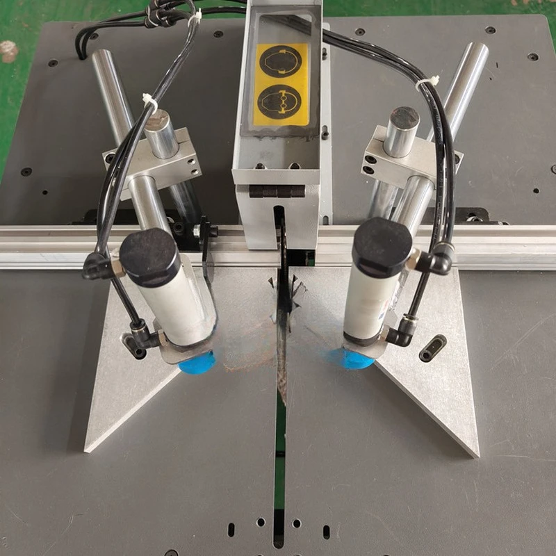 Máquina de corte pneumática de madeira semiautomática, 45 graus, 90 graus, porta e janela, perfil de liga de alumínio, estrutura de armário