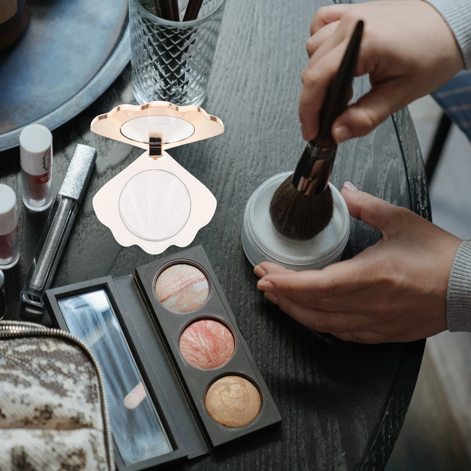 بودرة هايلايت للوجه مريحة وصغيرة الحجم وخفيفة الوزن وملمس ناعم وسهلة الاستخدام ذات مظهر طبيعي لمكياج الوجه