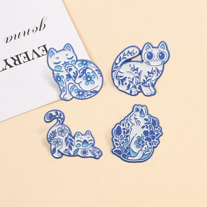 Blau-weiße mediterrane Blumen-Katzen-Emaille-Pin, Cartoon-Retro-Keramik-Kätzchen-Metallbrosche, Taschen-Reversnadel, Schmuckgeschenk für einen Freund – Detail 8