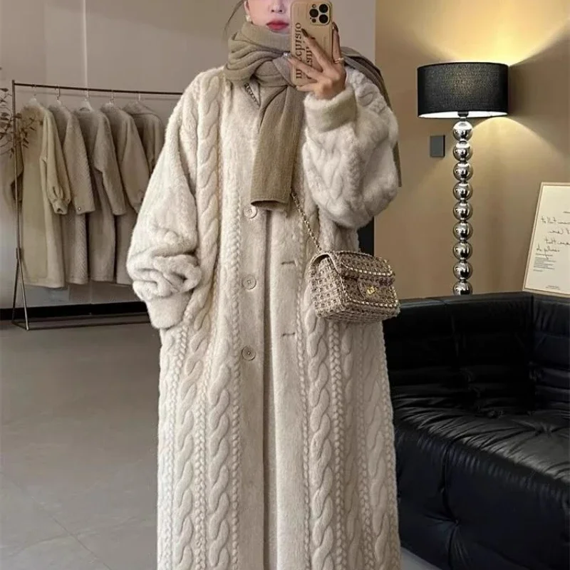 A Row of Buckle Environmental Fur Coat Female Autumn Winter 2024 New Mink Plush Fur One Lamb Fur Coat Long Style Foreign Style