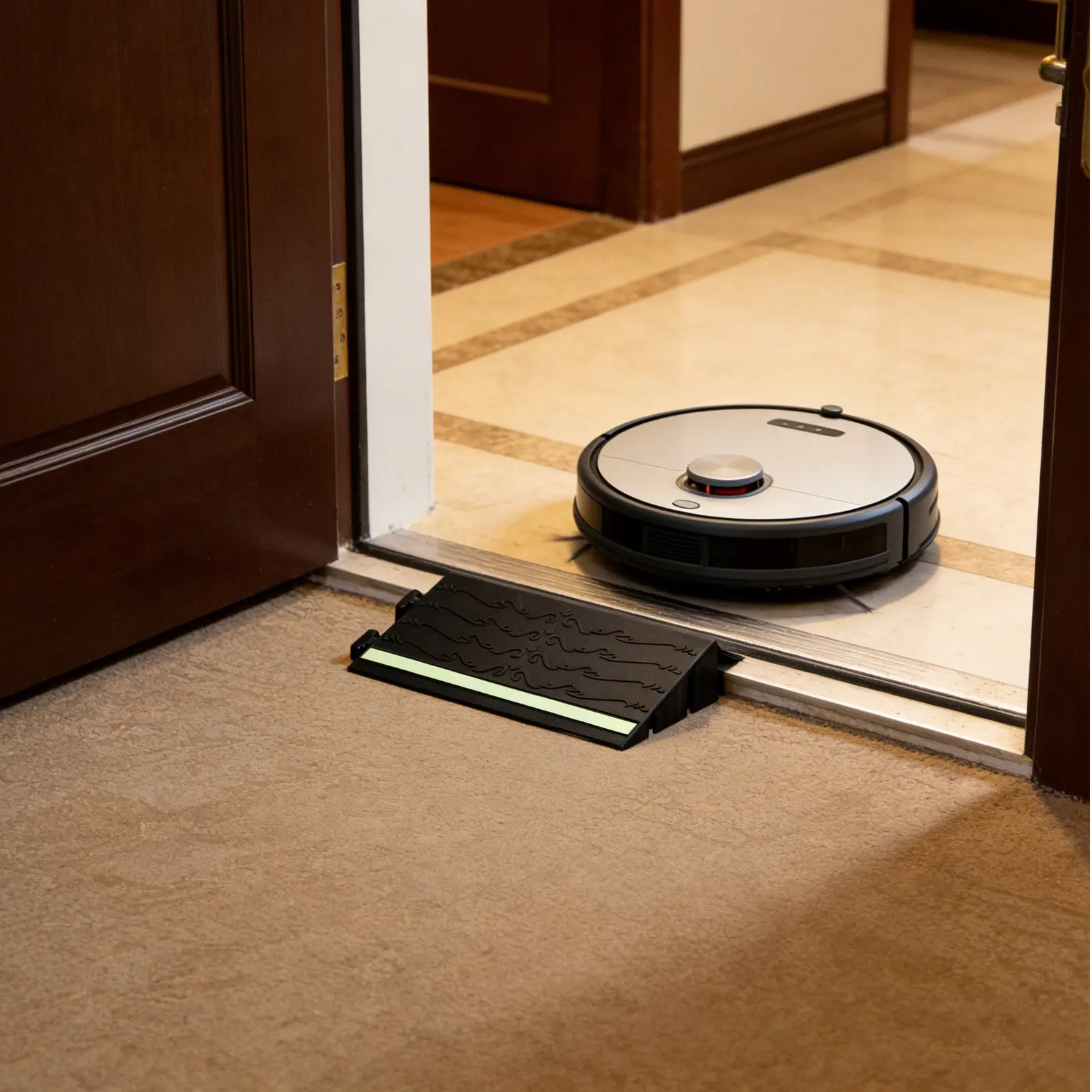 Rampa para Robot Aspirador, Brilla en la Oscuridad, Antideslizante, de Plástico, para Umbral de Puerta, 9.8x5.5x2.4 Pulgadas, para Robots de Limpieza en Interiores