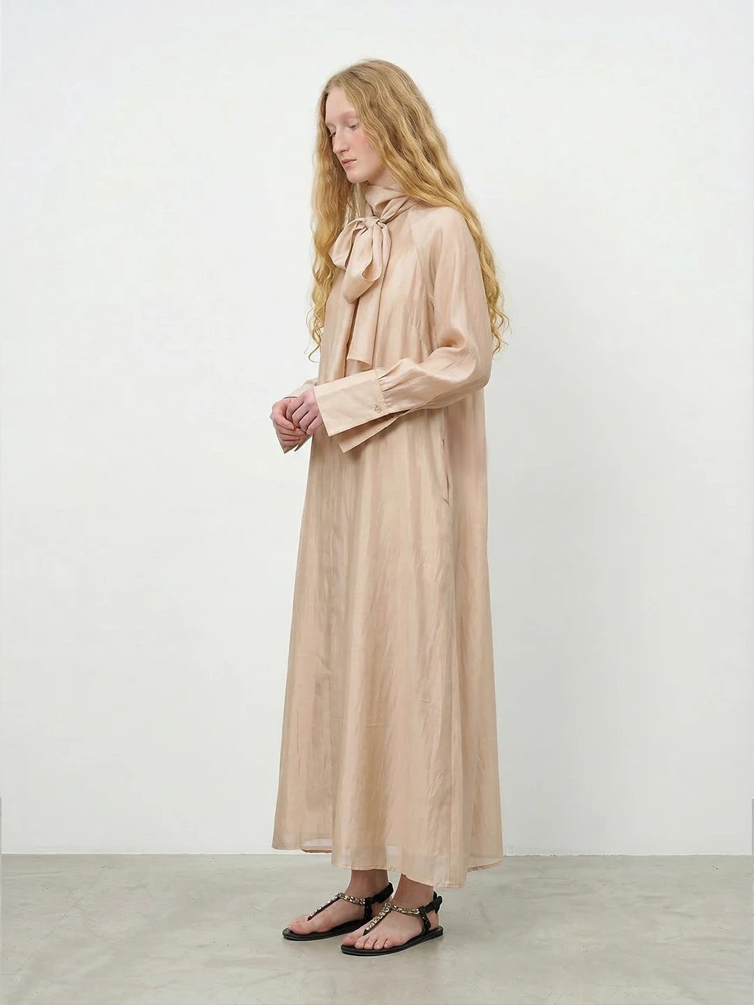 

Платье-рубашка цвета шампань LANVIVIER: легкое, красивое, универсальное, с поясом, длинными рукавами, из ткани.