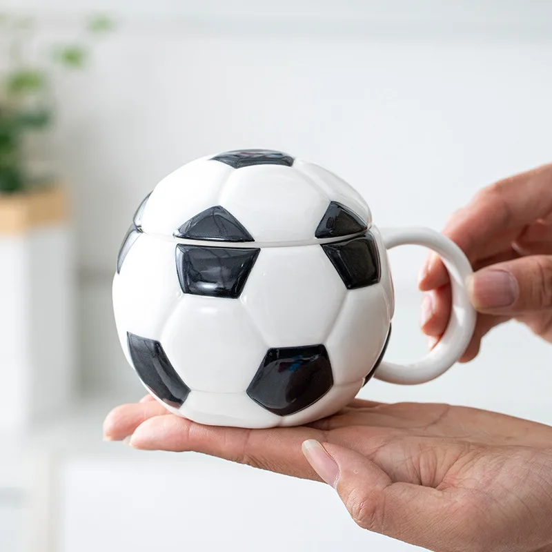 

Керамическая футбольная кофейная кружка в европейском стиле с крышкой, мультяшная керамическая кружка для завтрака, молока, английский послеобеденный чай, цветочная чашка, подарок