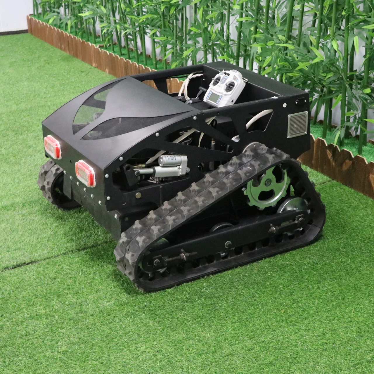 Customized lawn mower, large-scale lawn mower, agricultural lawn mower, all terrain operation, slope lawn mower