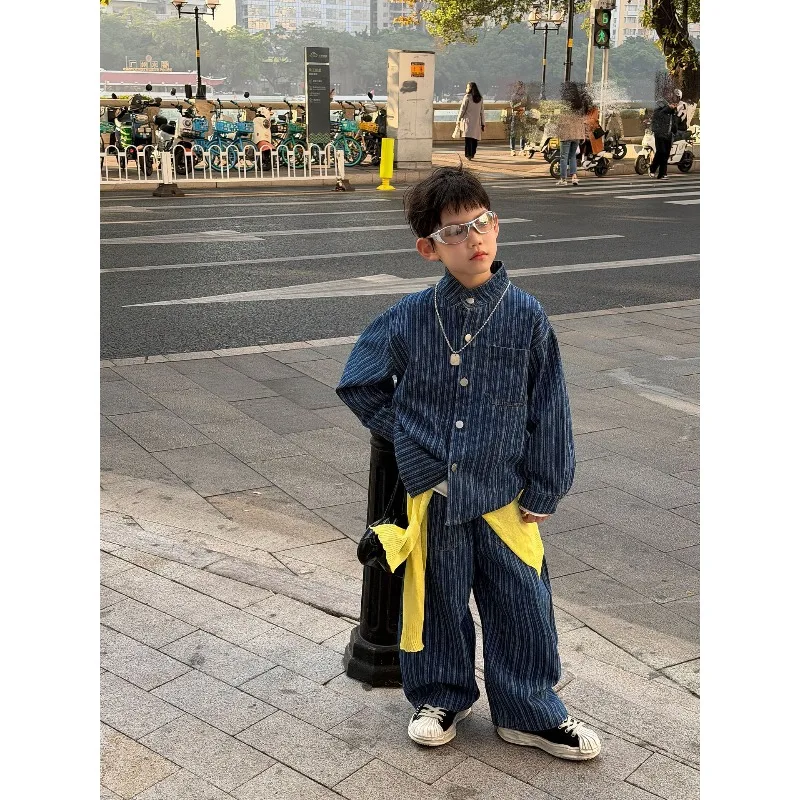 

Комплект для мальчиков: джинсовый костюм в полоску из выстиранного денима, весна 2026, корейская версия, модный, крутой, с длинными рукавами, брюки, комплект из двух предметов