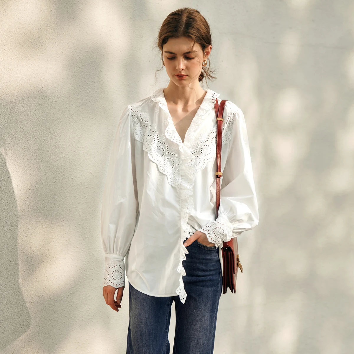 OLrain قميص أبيض من القطن الخالص للنساء 2025 ربيع الخريف مكشكش الرقبة التطريز الجوف التدريجي كم طويل كسول البلوزات M57CC95893