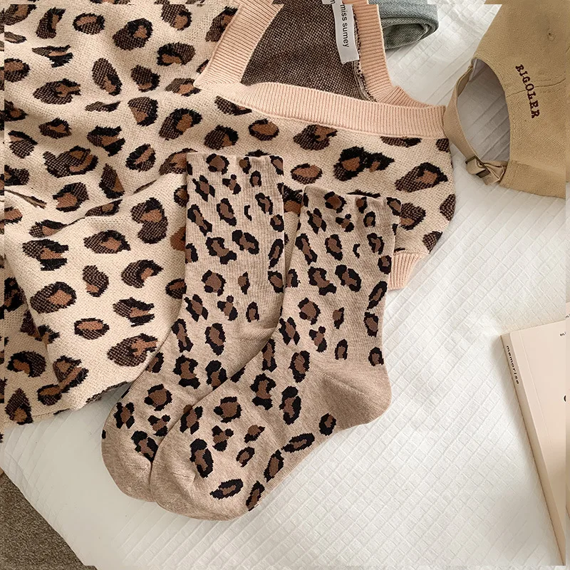 1/5 Paar Damen-Socken mit Leopardenmuster, gepunktet, mittellang, modisch, bequem, schweißabsorbierend, atmungsaktiv, für alle Jahreszeiten, lässige Socken – Detail 4
