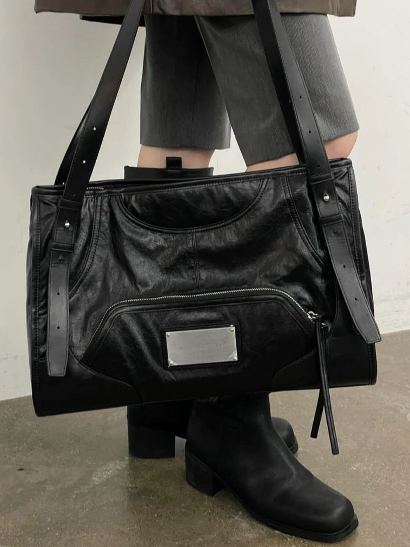 

Retro Glossy Motorcycle Sle Pleated Leather Boston Tote Bag Women's oulder Handbag Underarm Bag Soft Handle Korean Sle