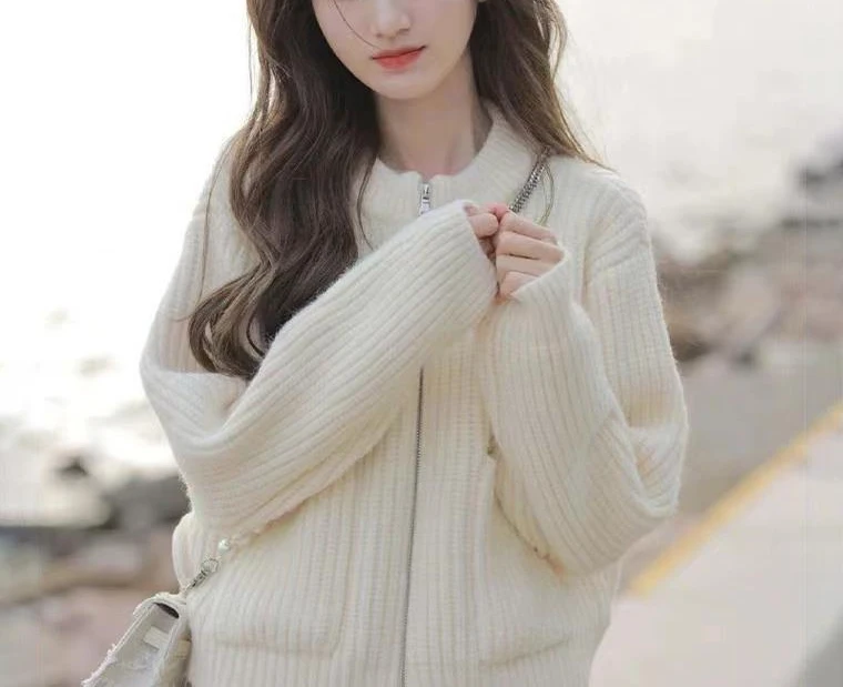 2024 New First Love Knitted Cardigan Top White Zipper Sweater Women's Wear Design Sense Niche