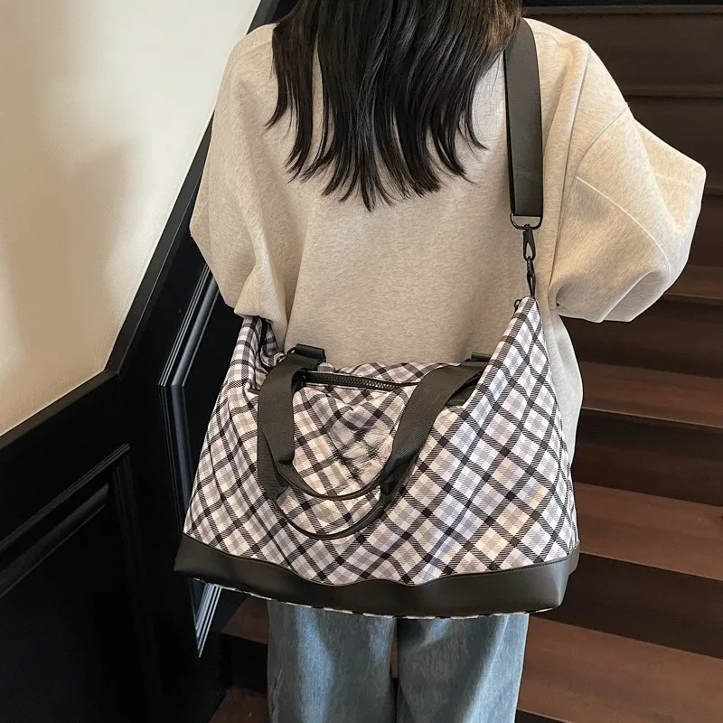 Large capacity fashion travel bag, yoga swimming fitness bag, light and breathable messenger bag