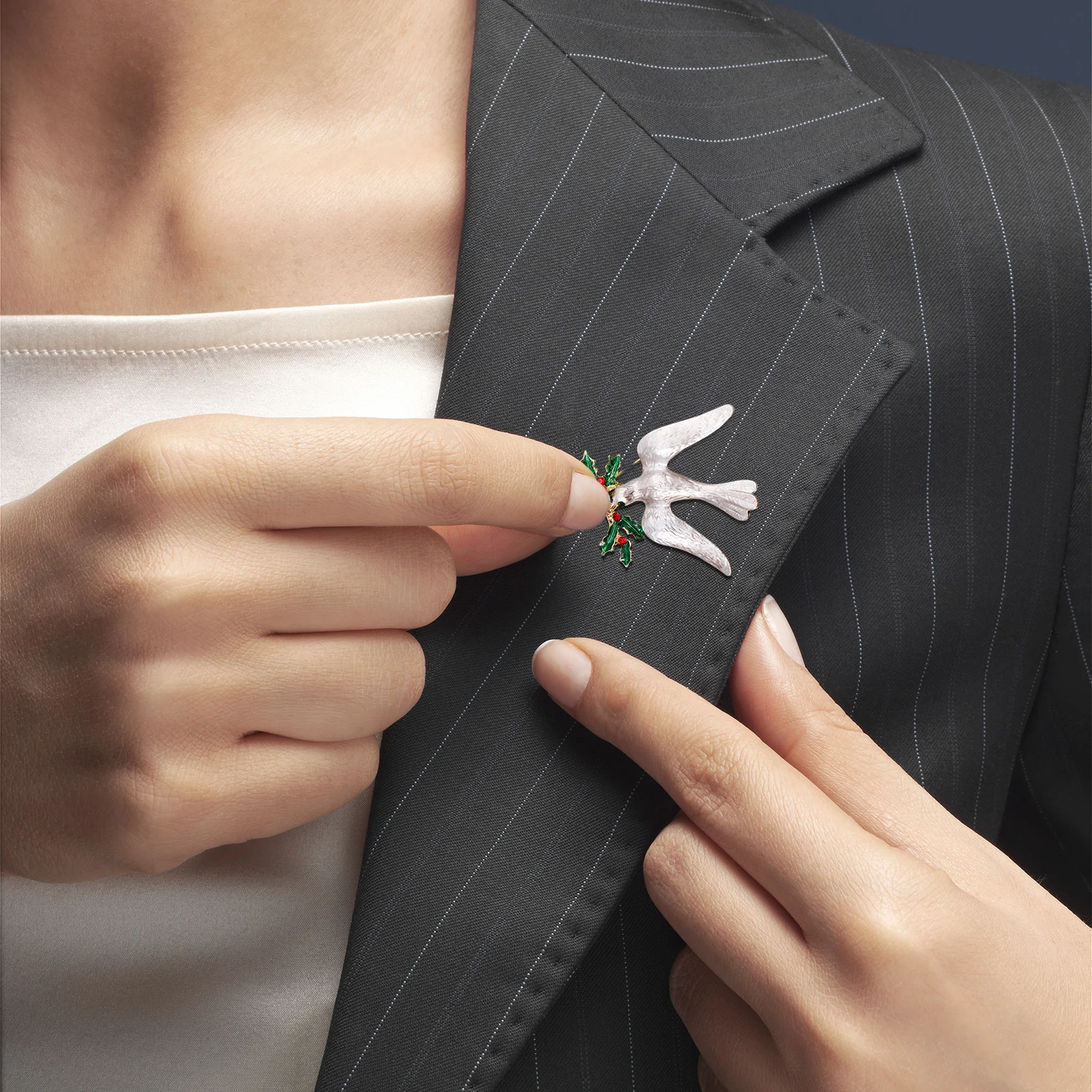 

1Pcs Peace Dove Brooch Elegant Zinc Alloy Pin Exquisite Decorative Accessory Decorative Badge Peace Dove Brooch