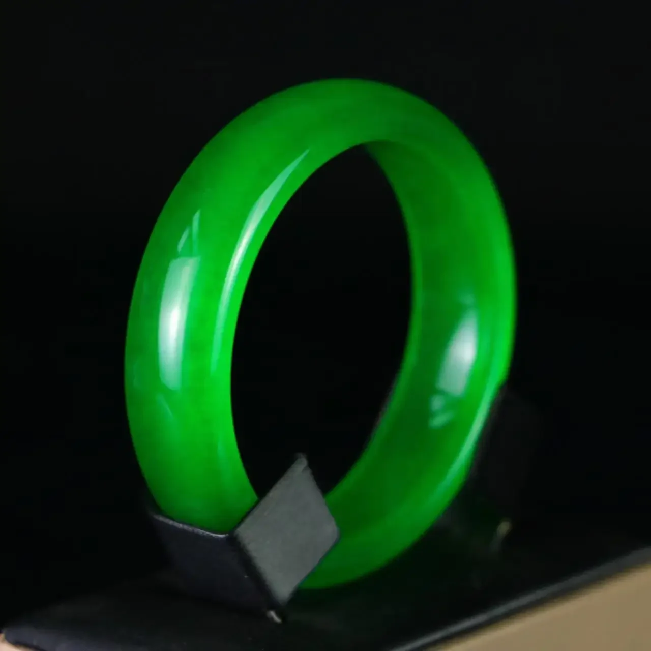 

Jade Bracelet Ice Emperor Green Myanmar Jade Ice Bottom Emerald Full Green Ladies