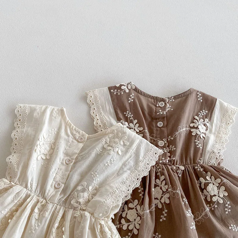 LILIGIRL 2026 ربيع جديد الفتيات ارتداءها طفل لطيف التطريز زهرة بذلة طفل بلا أكمام رقيقة نمط قطعة واحدة