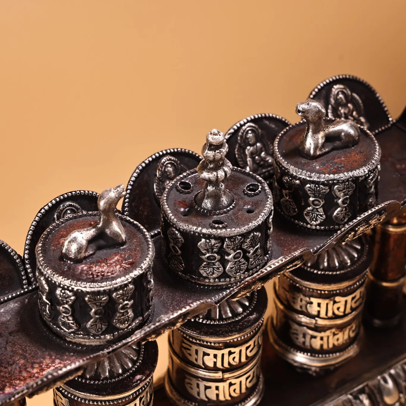 

10-дюймовое непальское народное старинное бронзовое молитвенное колесо с шестью слогами, восьми сокровищами и тремя трубами, для молитвенных залов и чтения древних священных текстов.