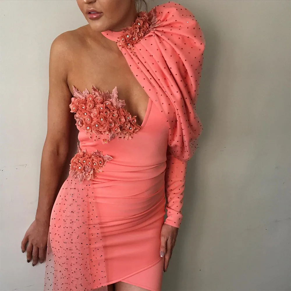 

Мини-короткое коктейльное платье для женщин, коктейльное платье на одно плечо с длинным рукавом, вечернее платье с цветами и бисером, со шлейфом