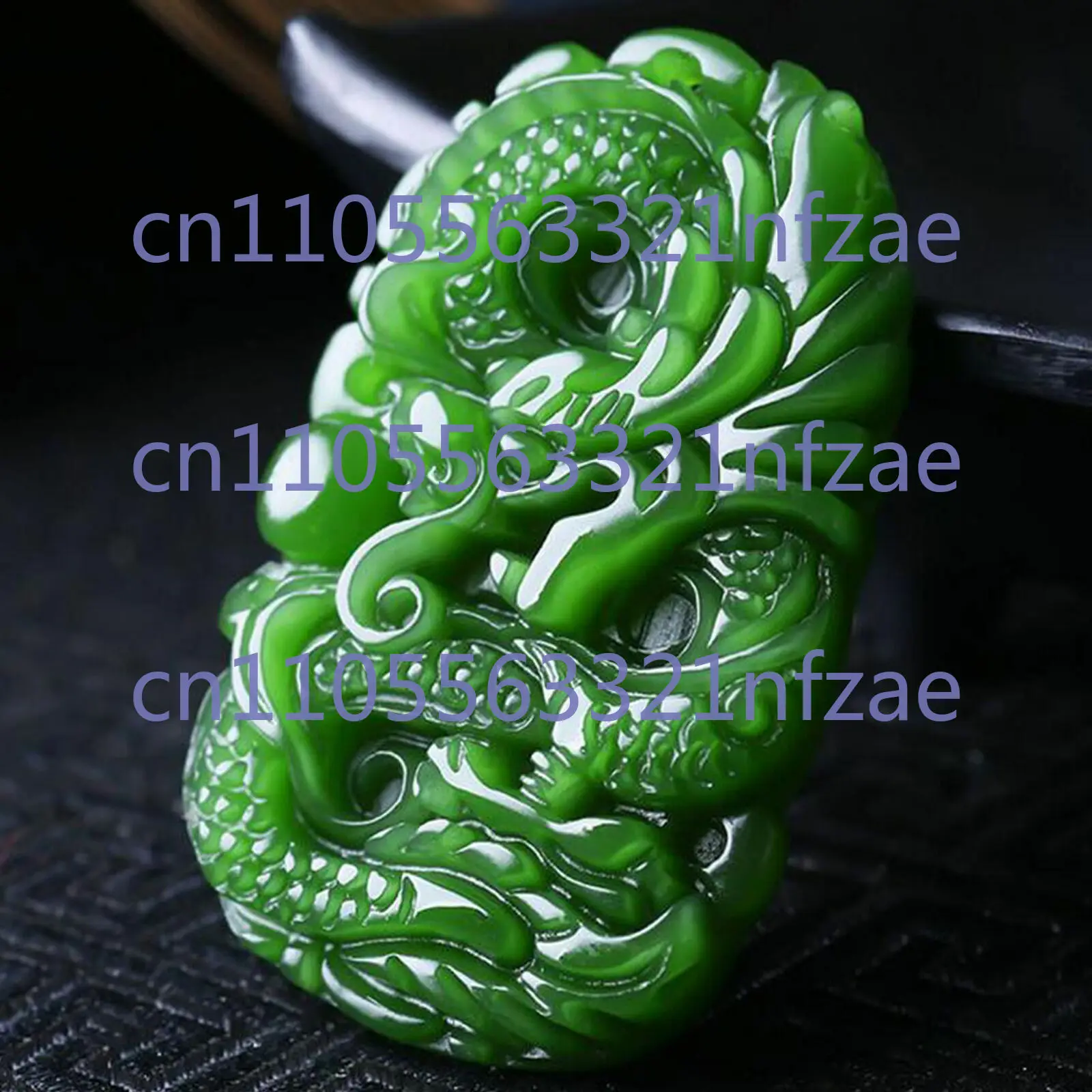 Naturalny zielony jadeitowy wisiorek w kształcie smoka, ręcznie rzeźbiony amulet na szczęście.