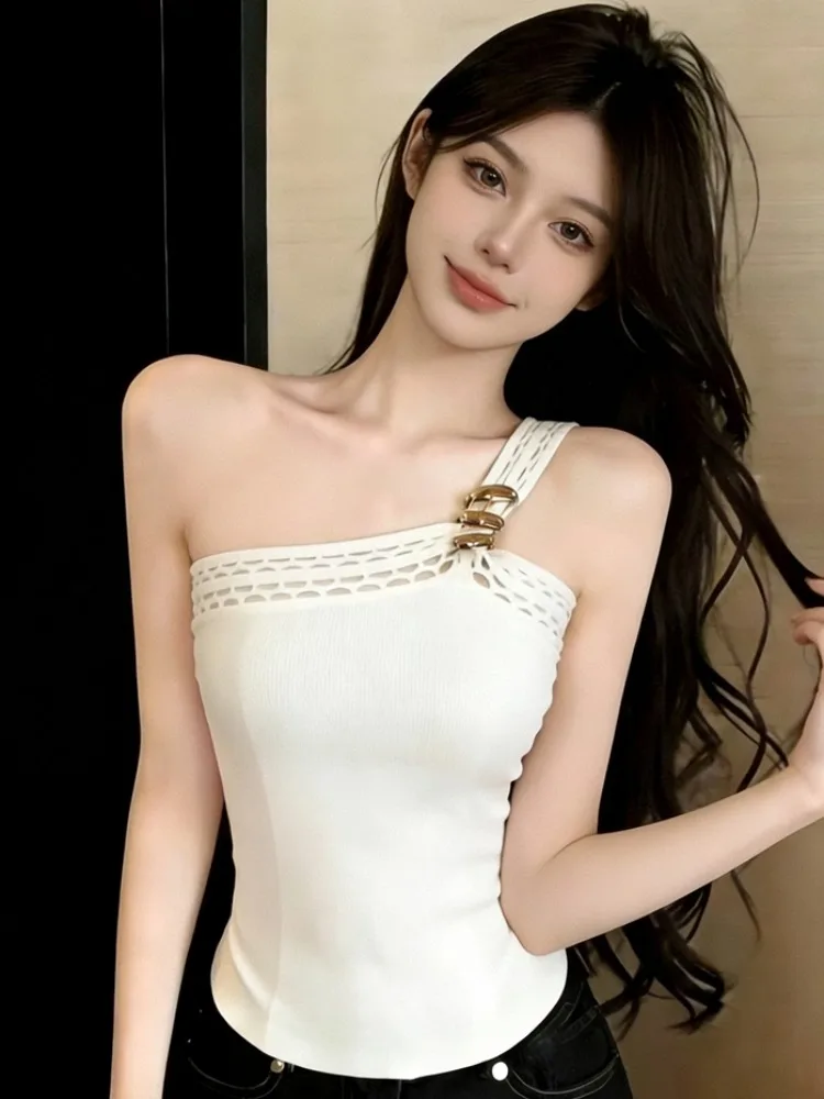 

Pure Desire Design Hollow out Metal Buckle Side Slit Tube Top Women's Summer New One Shoulder Spicy Short Top City Walk