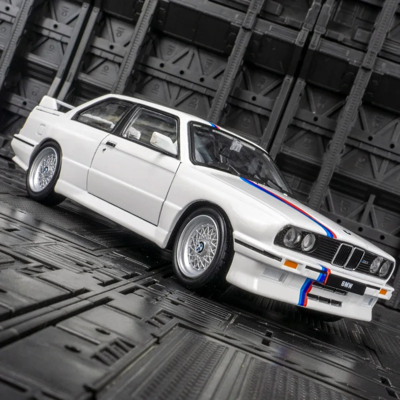 

Bburago 1:24 BMW M3 E30 1988, модель суперкара из сплава, коллекция украшений автомобиля, двери и багажник, можно открыть для детских игрушек