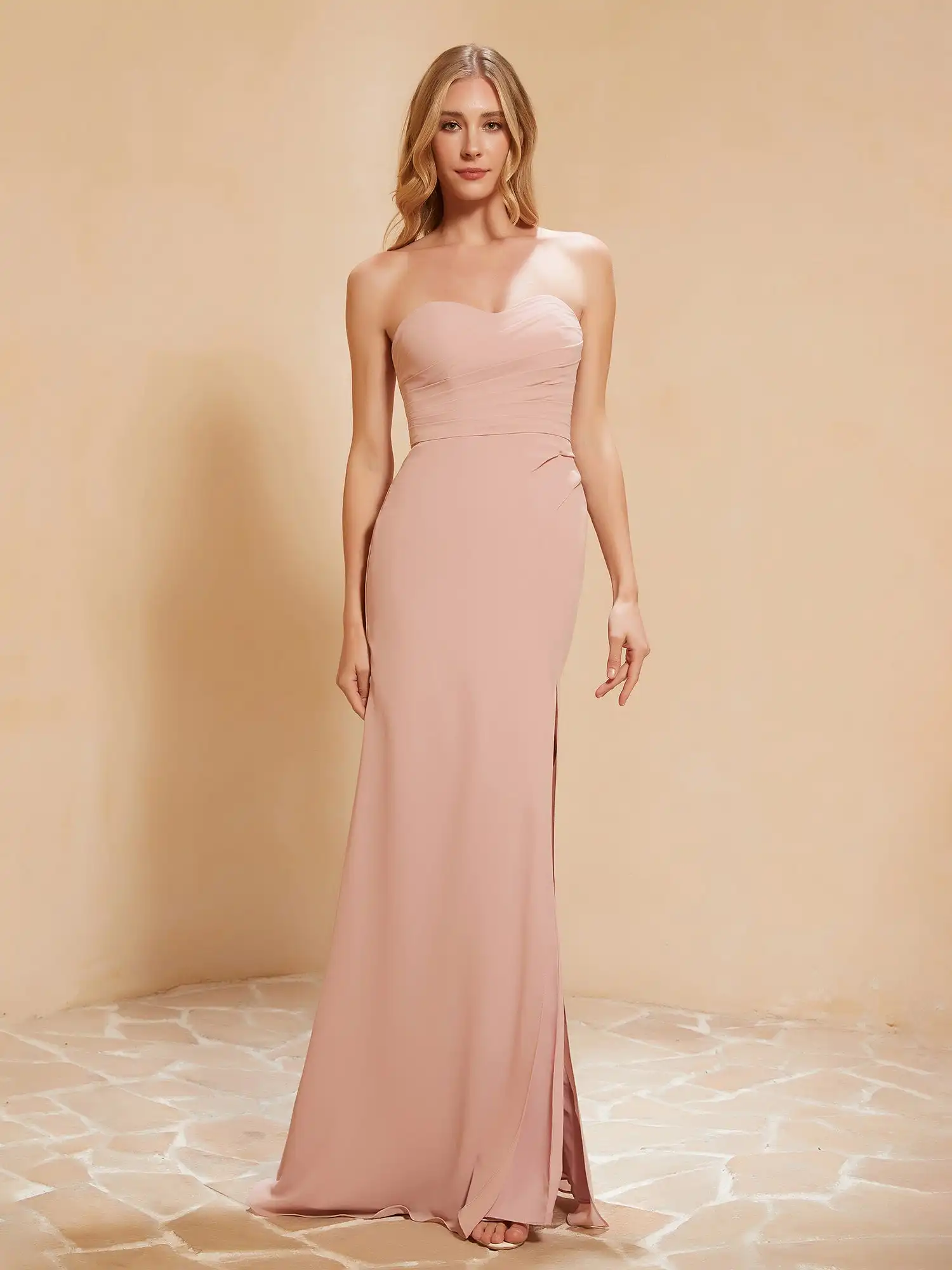 

Classic Sweetheart Sheath Chiffon Bridesmaid Dress With Slit Strapless Wedding Cocktail Dresses Pleated Backless Evening Gowns