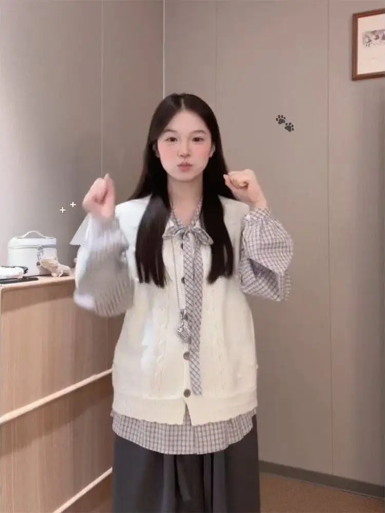 

Осенний комплект: рубашка в клетку в стиле преппи с галстуком-бабочкой и вязаный жилет-кардиган. Женский модный ансамбль в студенческом стиле с длинными рукавами на пуговицах.