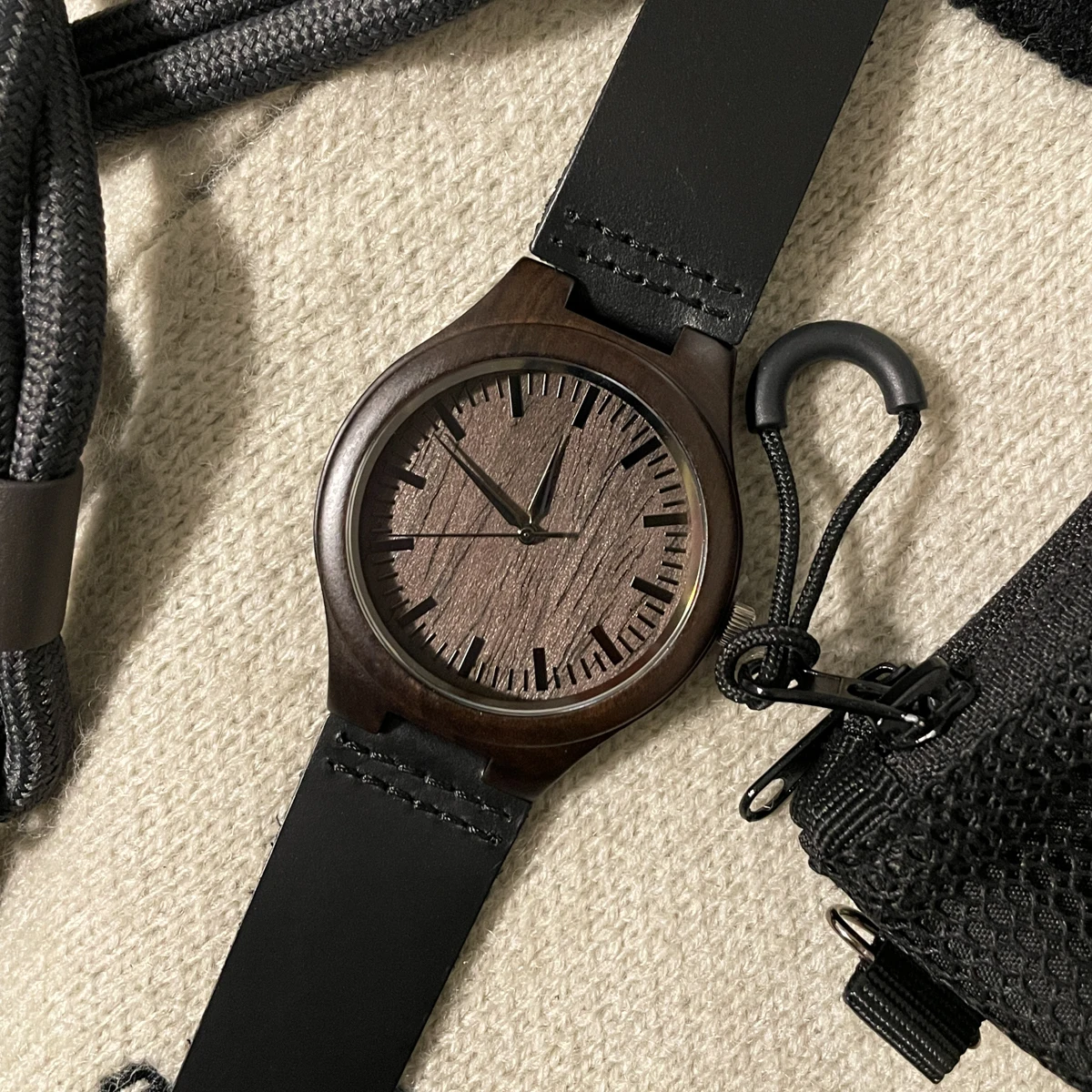 CILOA Dark Wood Textured Case Male Watch No Numeral Index Dial Soft Black Leather Band Retro Commuter Quartz Wrist Watch