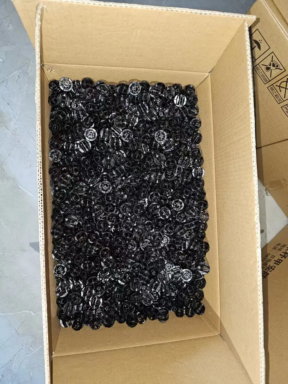 วัสดุป้องกันการระเบิดและป้องกันอันตรายแบบหลายด้านทรงกลวงสำหรับถังน้ำมัน