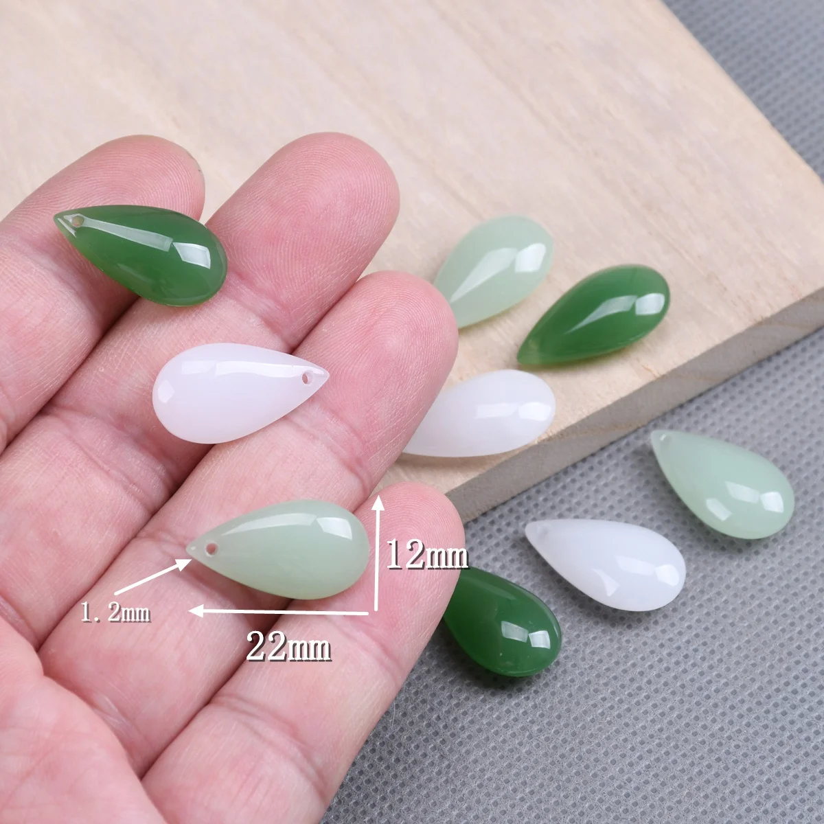 10 Stück tropfenförmige, 22 x 12 mm große, grün-weiße, undurchsichtige Glasanhänger mit Loch, lose Perlen für die Schmuckherstellung, DIY-Ohrringzubehör – Detail 2