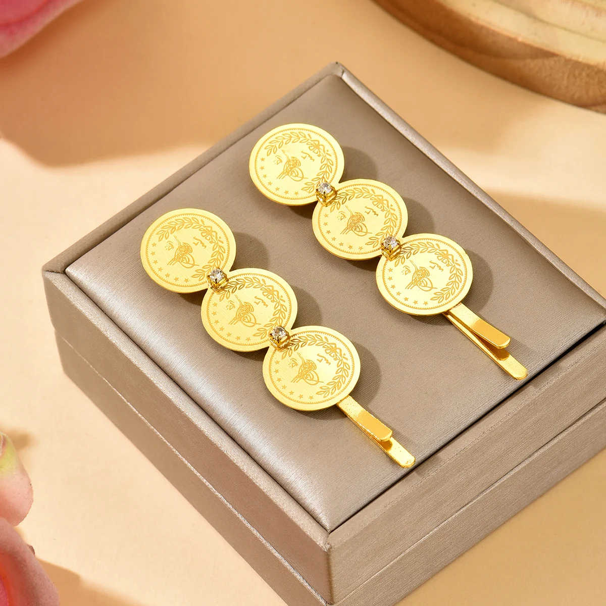 

Fashionable Gold-Tone Bride Hair Clip with Coin Carving for Wedding Party Holiday Ladies Headwear Stylish Hair Accessories