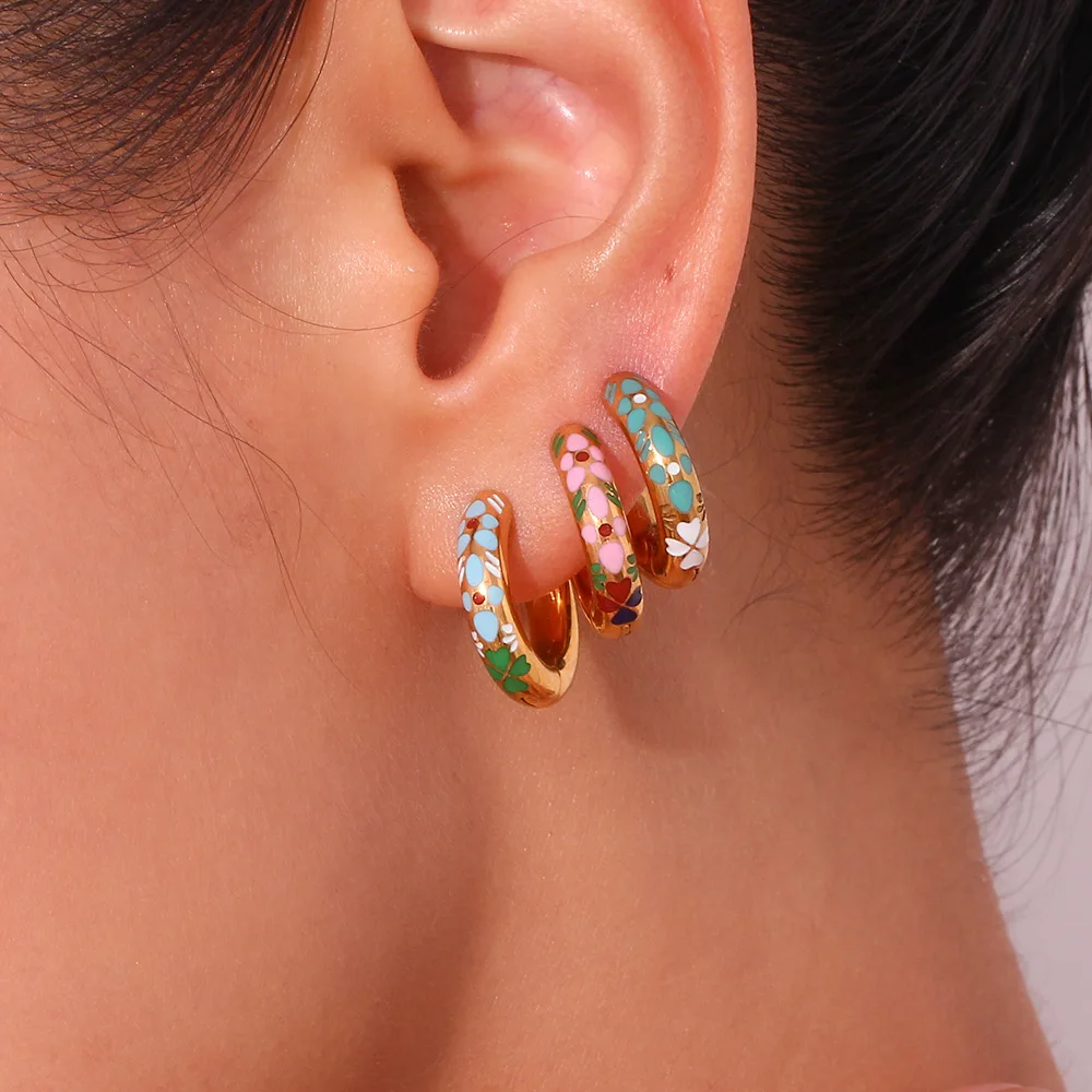 Wholesale Enamel Lucky Clover Flower Ear Huggie Ear Ring Round Circle Earrings  Stainless Steel Gold Small Ear Hoop Chic Earring