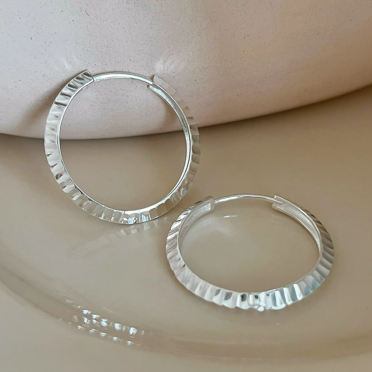 Pendientes facetados en forma de platillo volador de estilo coreano para mujer, diseño único, lujo ligero, versátiles, pendientes de alta gama para mujer