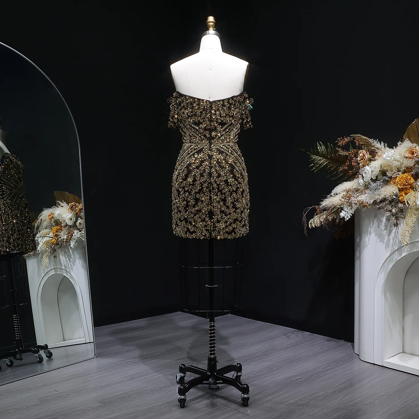 Sharon Said Schwarzes schulterfreies Kleid mit tiefem V-Ausschnitt und schweren Perlenverzierungen, kurzes Cocktailkleid für Abschlussball und Party, Dubai, RM131, maßgeschneidert – Detail 18