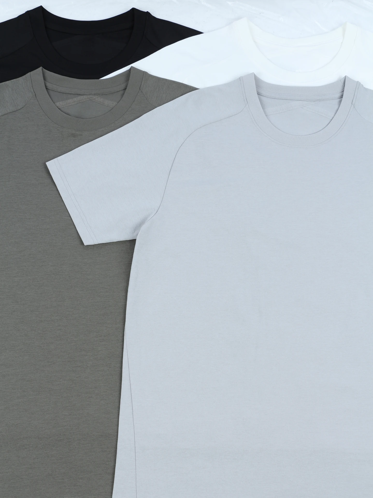 

Мужская летняя футболка с коротким рукавом из быстросохнущего хлопка для активного отдыха и спорта, с декоративной строчкой на плечах, облегающий крой