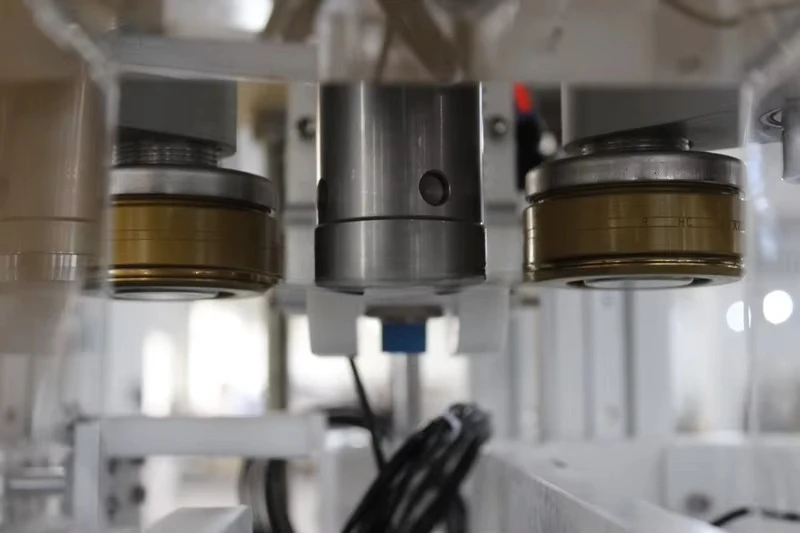 التلقائي سعة صغيرة البيرة المشروبات ملء ختم الخشب التعبئة والتغليف يمكن تعليب نظام آلة الختم الكهربائية