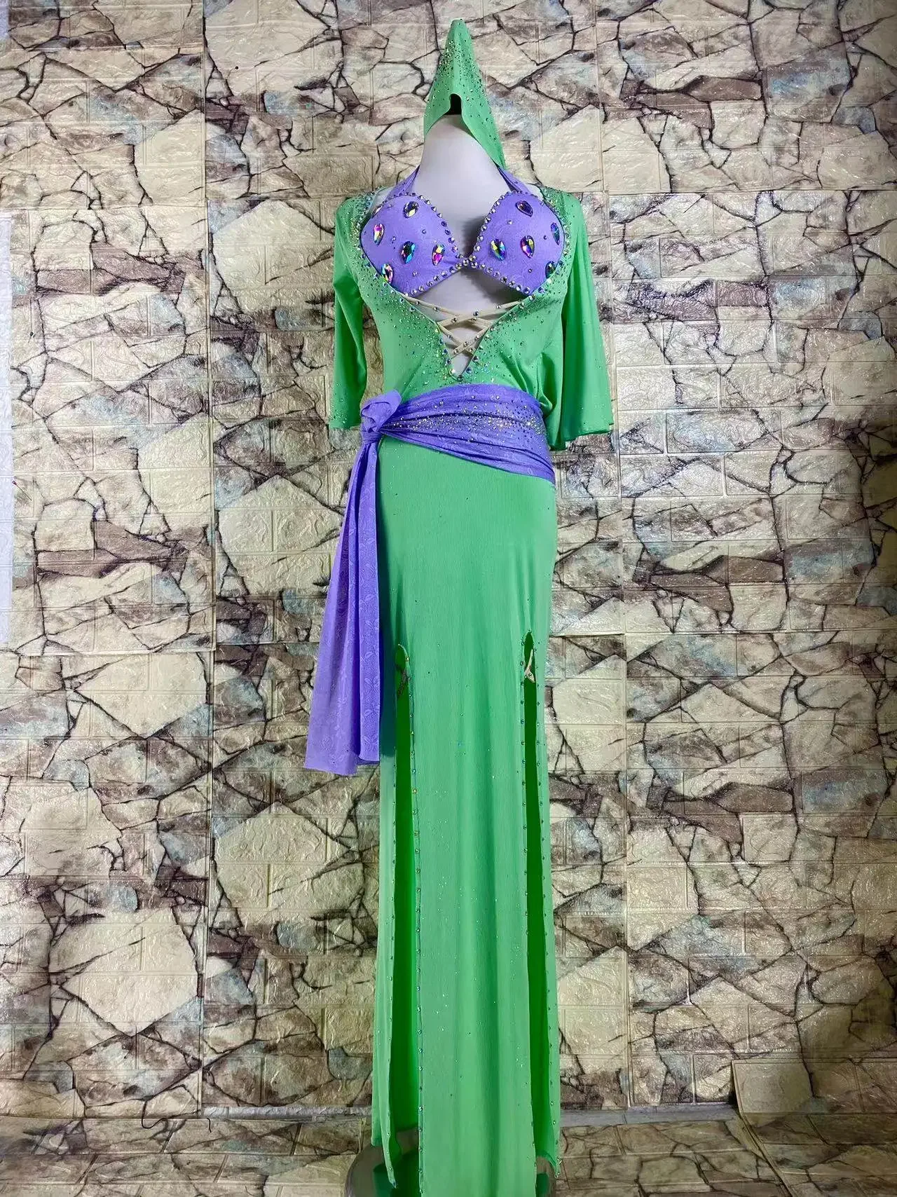 Bauchtanzkostüm für Damen, orientalisches Tanzoutfit, glänzendes Diamantkleid, traditionelle Bühnenkleidung, professionelles Wettkampfkleid. – Detail 5