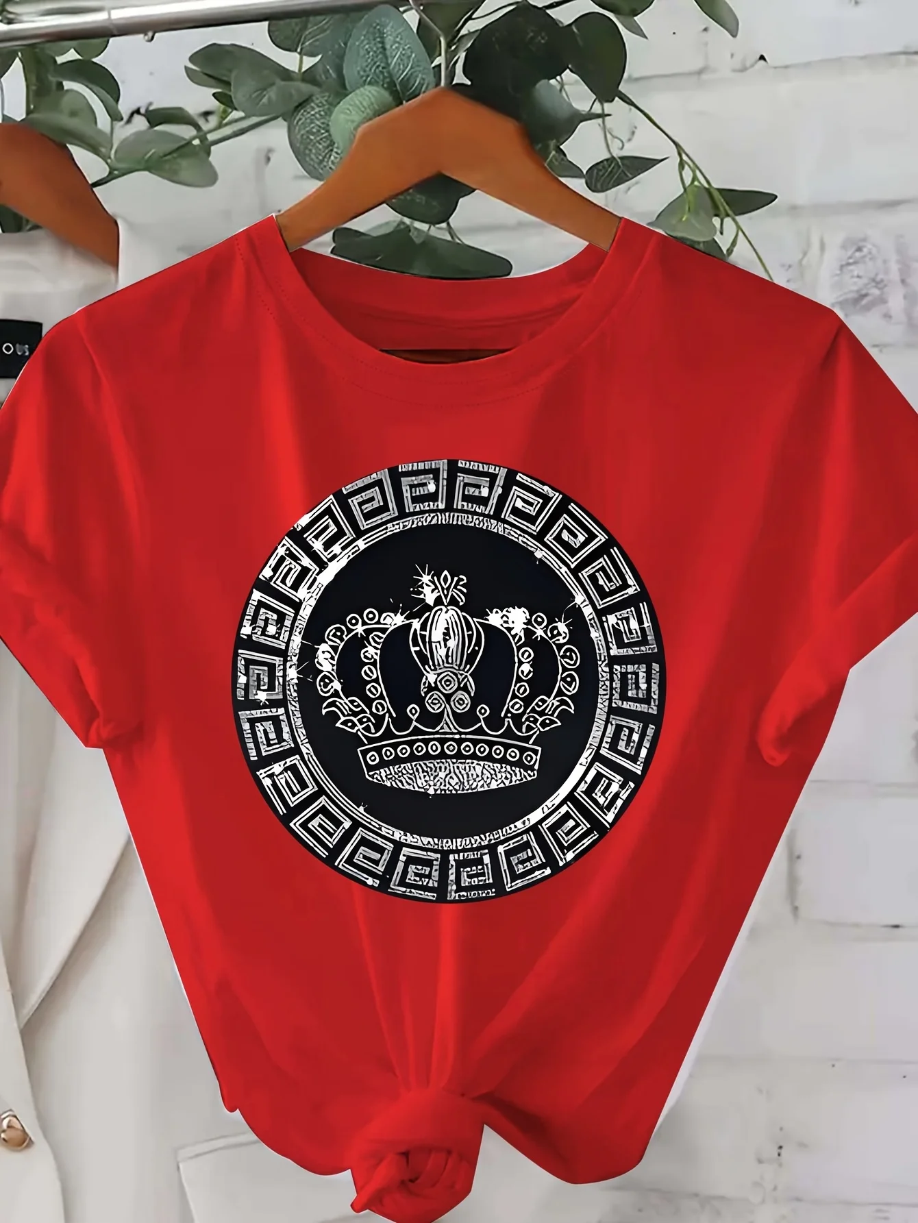 Luxury Crown Medallion Women's Tee Modern Chic Graphic Casual Fashion Harajuku Kawaii T-shirt Women's Y2K Clothing ﻿