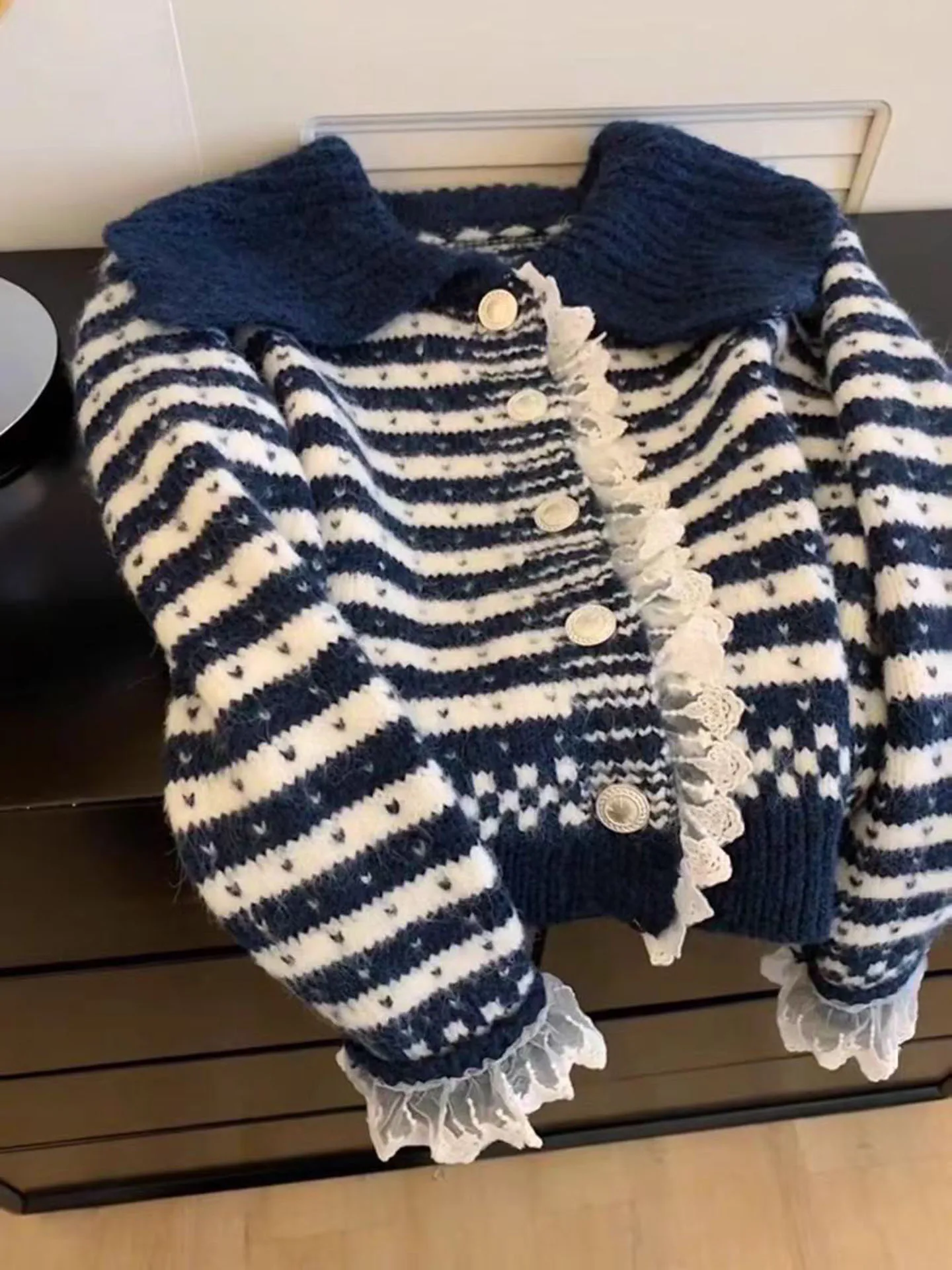 

Осень 2024, новый полосатый вязаный кардиган, однобортный кружевной свитер с лацканами, французское элегантное милое мягкое женское вязаное пальто