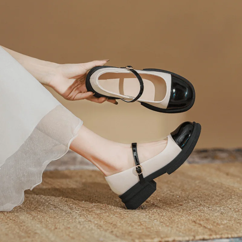 صنادل ماري جين على الطراز البريطاني العتيق 2025 أحذية بدون كعب جديدة للنساء أحذية فستان ريترو أنيقة فرنسية بنعل مكتنز