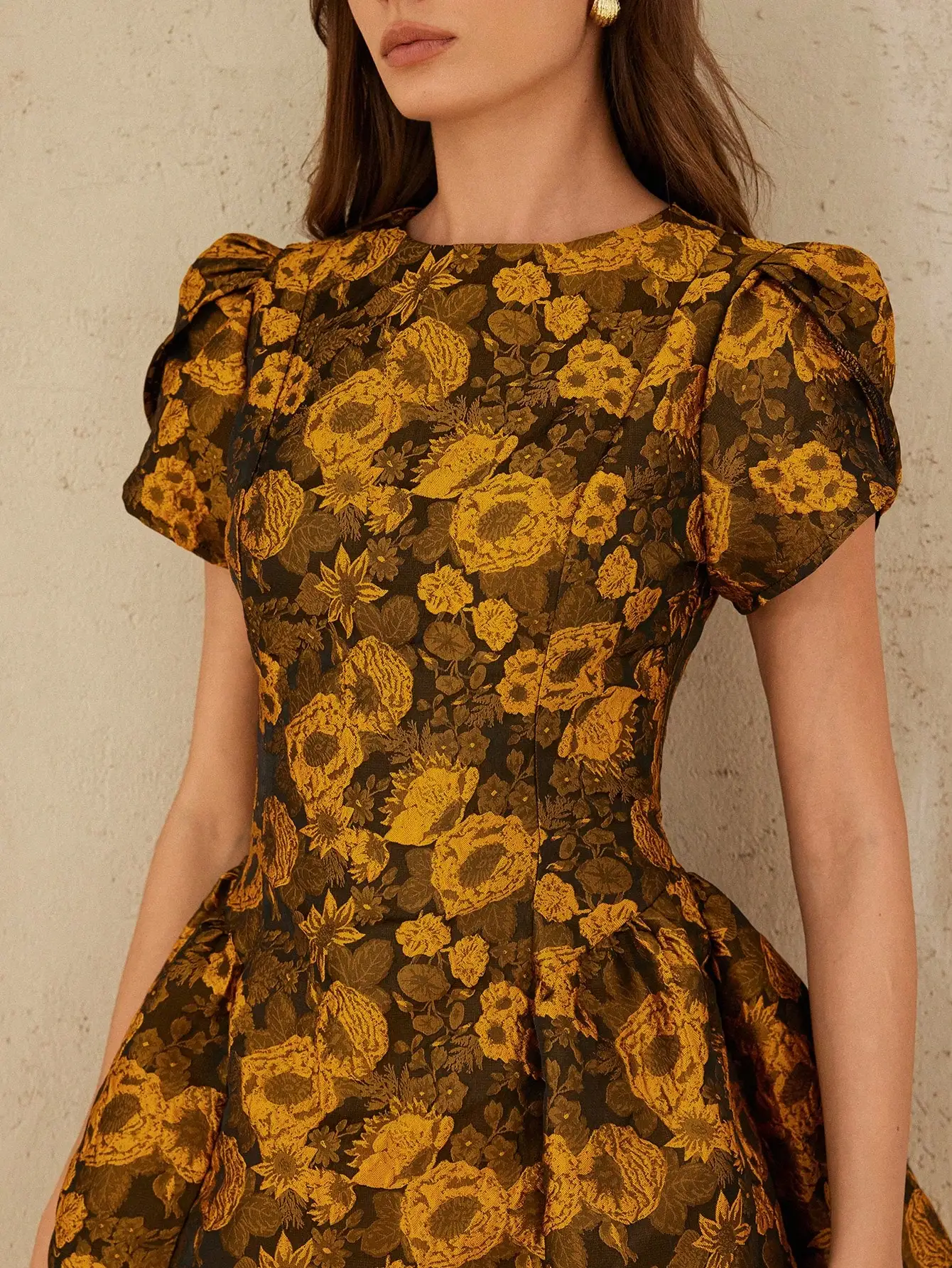 

Элегантное жаккардовое мини-платье с цветочным принтом, круглым вырезом, рукавами-лепестками и зауженной талией для женщин