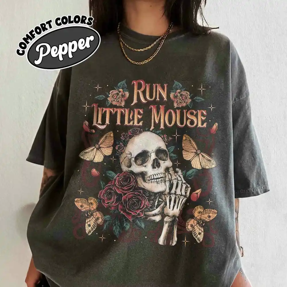 Run Little Mouse Comfort Rose Skeleton Unisex Top Dark Romance Book Lover ของขวัญ Vintage Dark Academia Bookish เสื้อ Streetwear