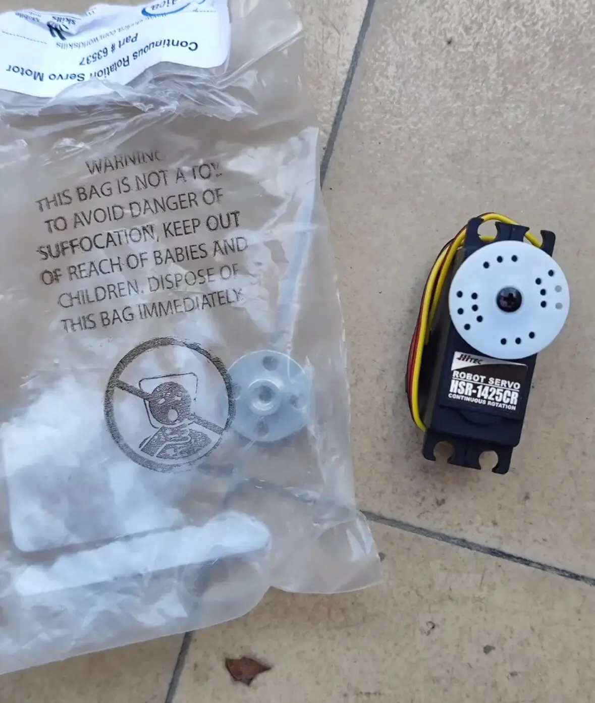 Servomoteur robotique à rotation continue HSR-1425 Hitec HSR-1425CR (41.7g, 2.8kg.cm) pour applications robotiques