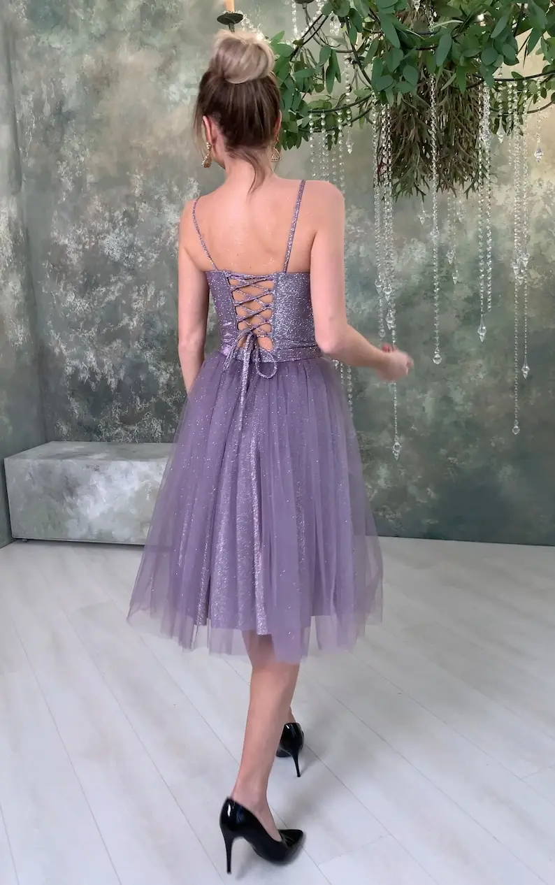 Vestido de cóctel de Año Nuevo con corsé brillante. Vestido festivo de punto brillante con falda de tul y espalda con cordones.