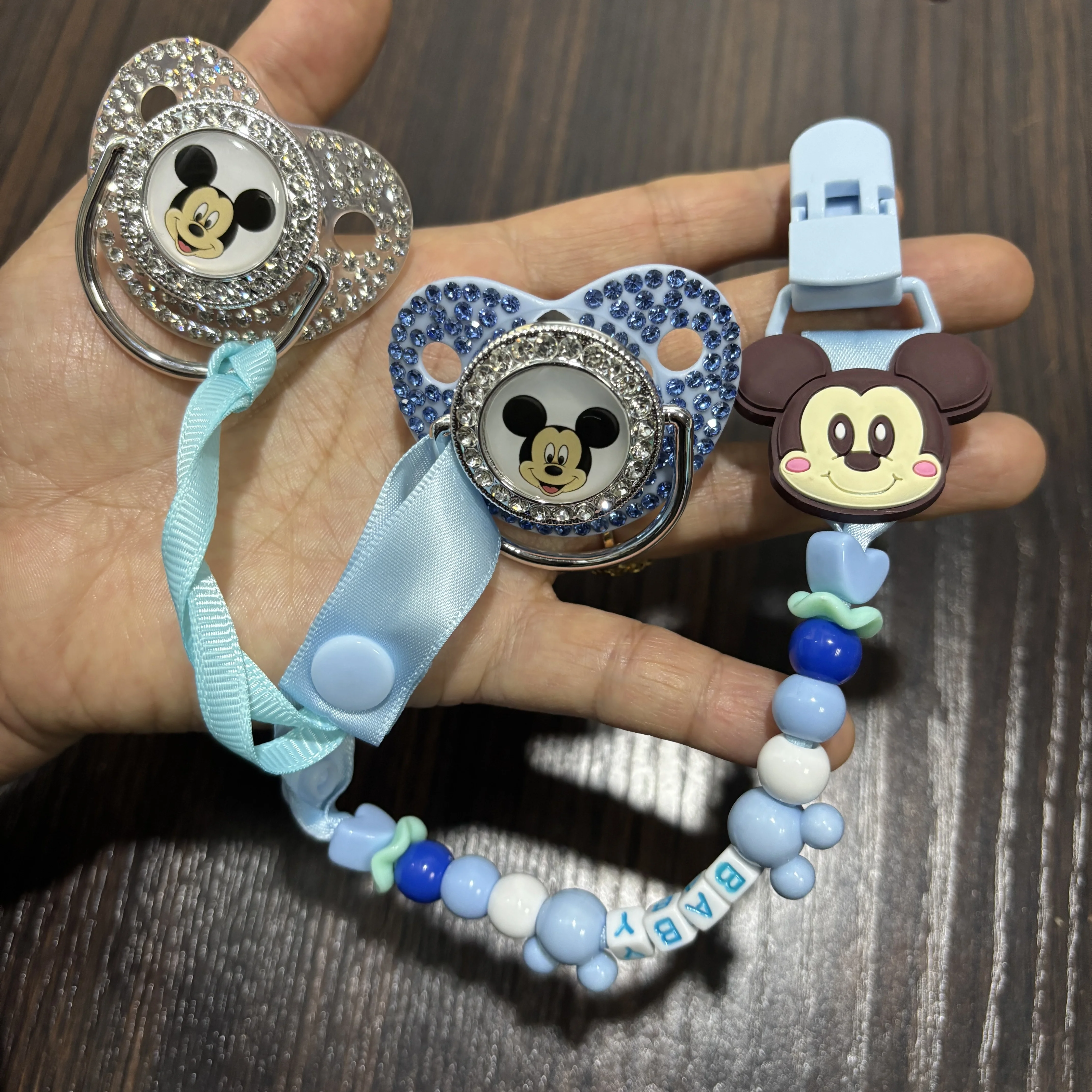

Adorable newborn pacifier and nipple clip set Perfect for newborns to relieve teething discomfort Sweet and practical gift